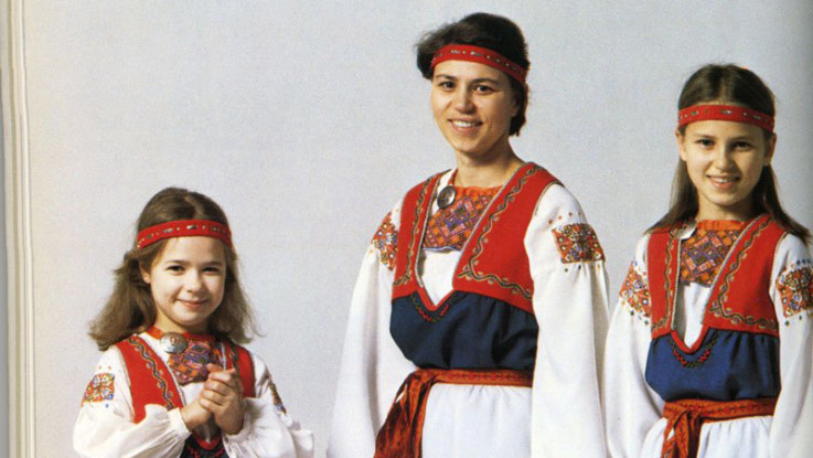 Фото с сайта мастерской национальных костюмов http://www.kolumbus.fi/janne.hovi/kansallispuku.htm