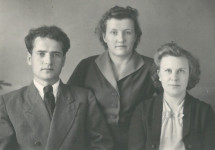 Мария Матвеевна (в центре) с братом Павлом Матвеевичем и его женой Тамарой Васильевной. Мыс Шмидта, 1955 год. 