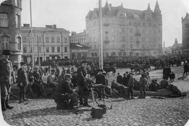 1918_Punavankeja_vartijoineen_Tampere